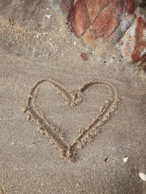 Kalpler kumsalda çizilmiş.