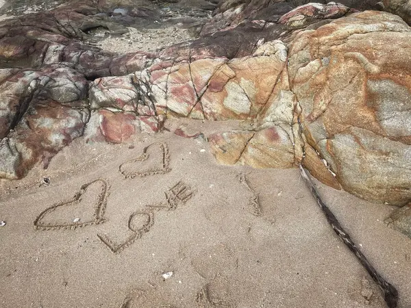 Kalpler kumsalda çizilir