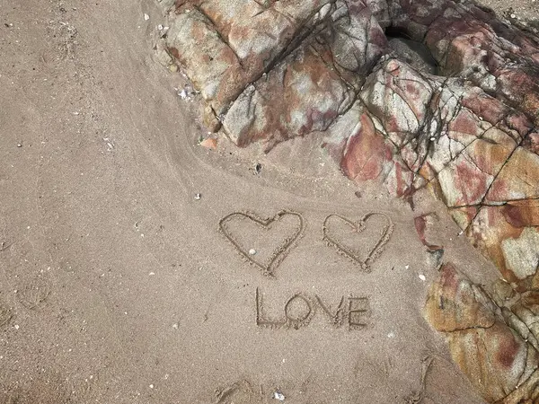 Kalpler kumsalda çizilir