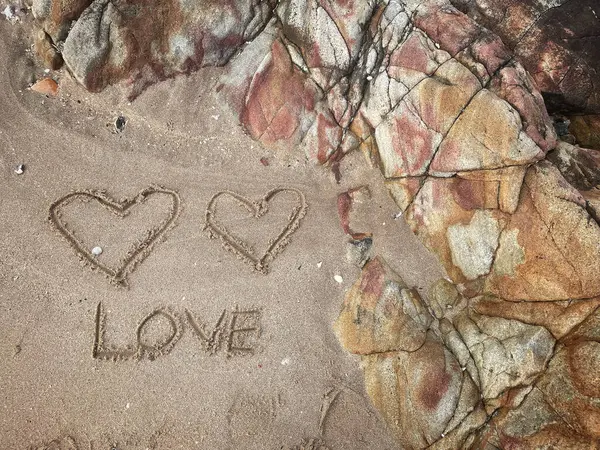 Kalpler kumsalda çizilir