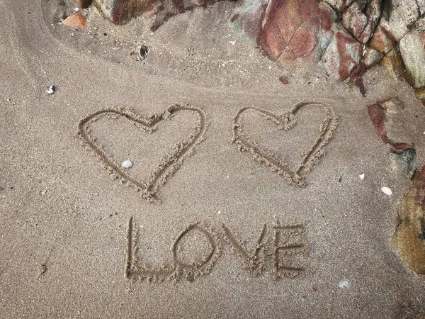 Kalpler kumsalda çizilir