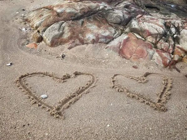 Kalpler kumsalda çizilmiş.