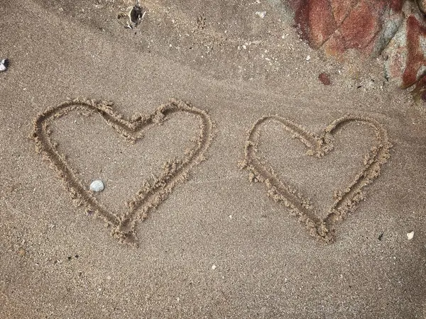 Kalpler kumsalda çizilmiş.