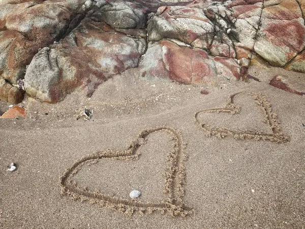 Kalpler kumsalda çizilmiş.