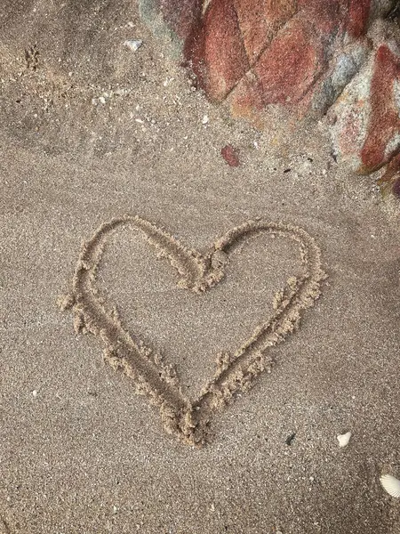 Kalpler kumsalda çizilmiş.