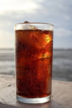 Buzlu kola ve mavi gökyüzü kumsalı.