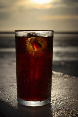 Buzlu kola ve mavi gökyüzü kumsalı.