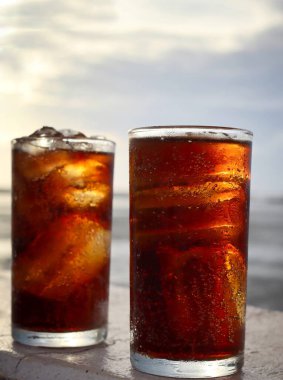 Buzlu kola ve mavi gökyüzü kumsalı.