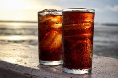 Buzlu kola ve mavi gökyüzü kumsalı.