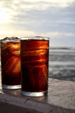 Buzlu kola ve mavi gökyüzü kumsalı.