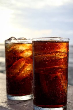 Buzlu kola ve mavi gökyüzü kumsalı.