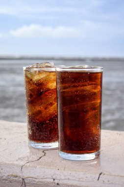 Buzlu kola ve mavi gökyüzü kumsalı.