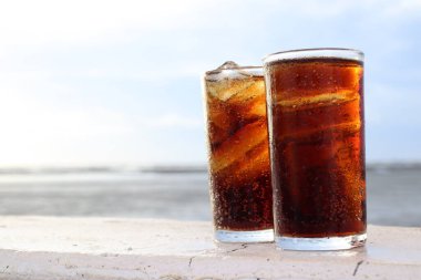 Buzlu kola ve mavi gökyüzü kumsalı.