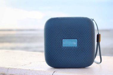 Mavi bluetooth hoparlörü ve plaj