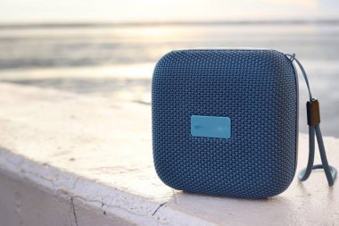 Mavi bluetooth hoparlörü ve plaj