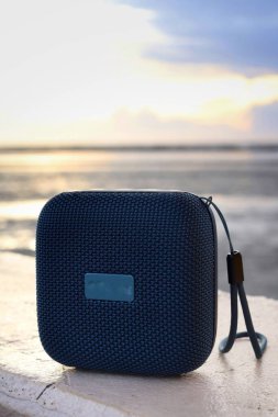 Mavi bluetooth hoparlörü ve plaj