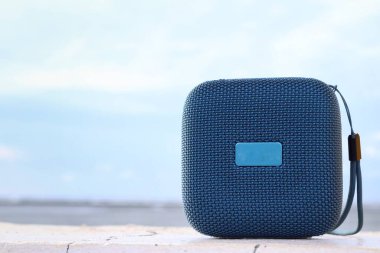 Mavi bluetooth hoparlörü ve plaj