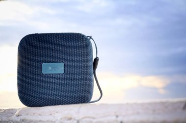 Mavi bluetooth hoparlörü ve plaj