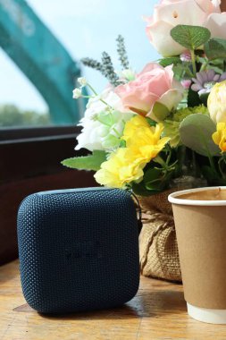 Mavi bluetooth hoparlörü açık