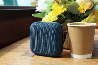 Mavi bluetooth hoparlörü açık