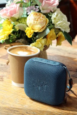 Mavi bluetooth hoparlörü açık