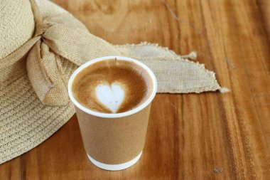 Süt köpüklü sütlü kahve ve şapka.