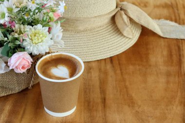 Süt köpüklü sütlü kahve ve şapka.