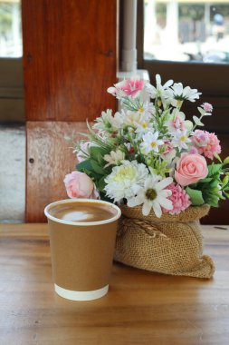 Süt köpüklü sütlü kahve ve şapka.