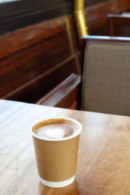 Sütlü kahve köpüğü ve fincan.