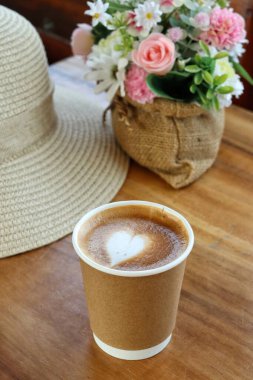 Süt köpüklü sütlü kahve ve şapka.