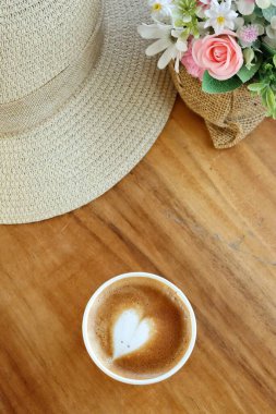 Süt köpüklü sütlü kahve ve şapka.