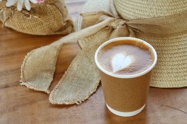 Süt köpüklü sütlü kahve ve şapka.