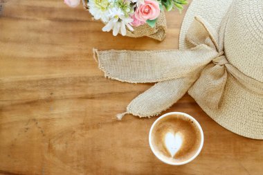 Süt köpüklü sütlü kahve ve şapka.