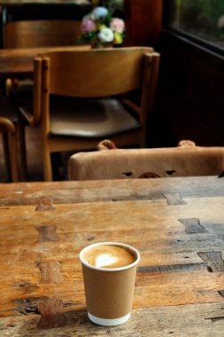 Süt köpüklü sütlü kahve ve şapka.