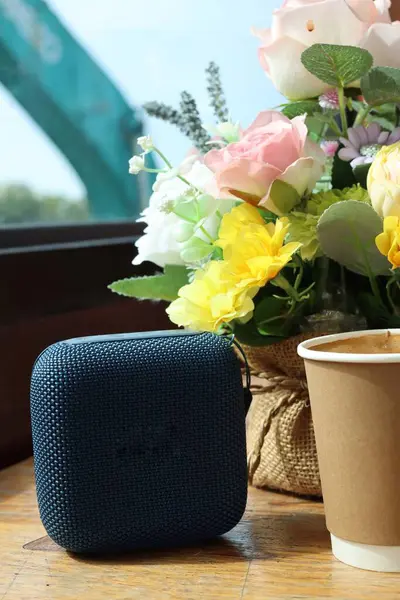 Mavi bluetooth hoparlörü açık