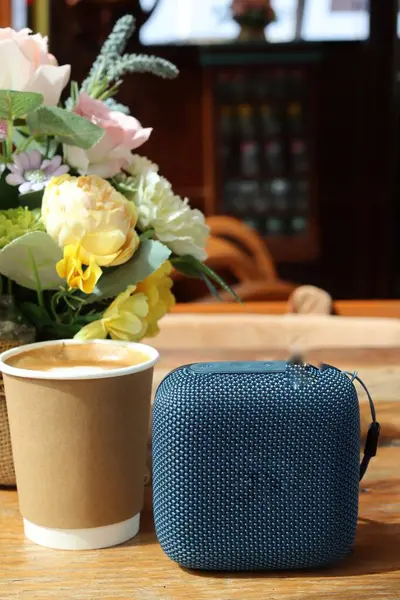 Mavi bluetooth hoparlörü açık