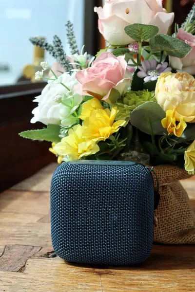 Mavi bluetooth hoparlörü açık