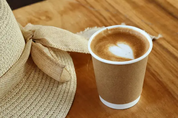 Süt köpüklü sütlü kahve ve şapka.