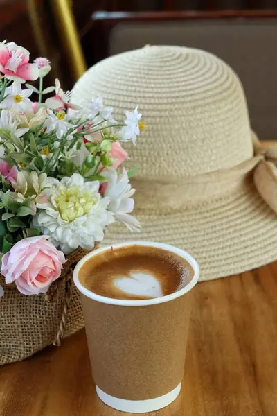 Süt köpüklü sütlü kahve ve şapka.