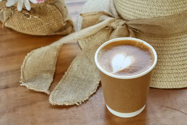 Süt köpüklü sütlü kahve ve şapka.