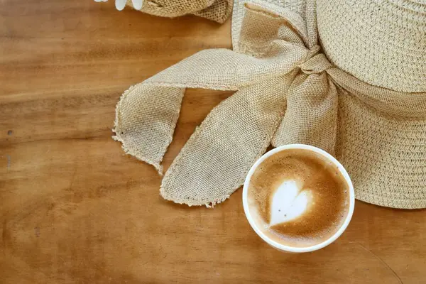 Süt köpüklü sütlü kahve ve şapka.