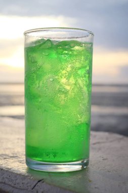 Yeşil meşrubat ve buz küpleri