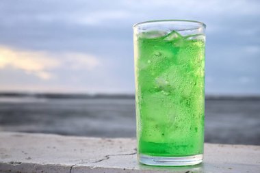 Yeşil meşrubat ve buz küpleri