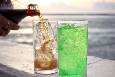 Yeşil ve kola, meşrubat ve buz.