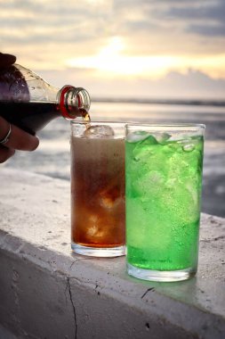 Yeşil ve kola, meşrubat ve buz.