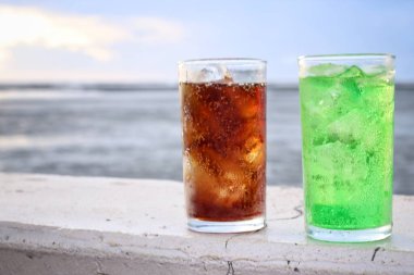Yeşil ve kola, meşrubat ve buz.