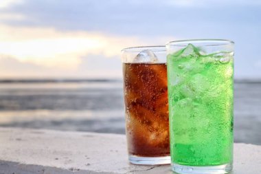 Yeşil ve kola, meşrubat ve buz.