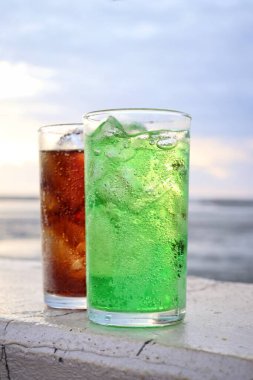 Yeşil ve kola, meşrubat ve buz.