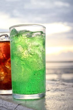 Yeşil ve kola, meşrubat ve buz.