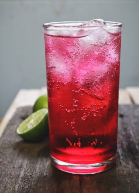 Buzlu kırmızı soda.